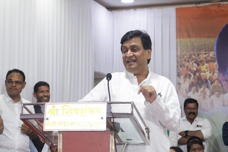 महाराष्ट्र के पूर्व सीएम अशोक चव्हाण ने कांग्रेस छोड़ बीजेपी का दामन थामा