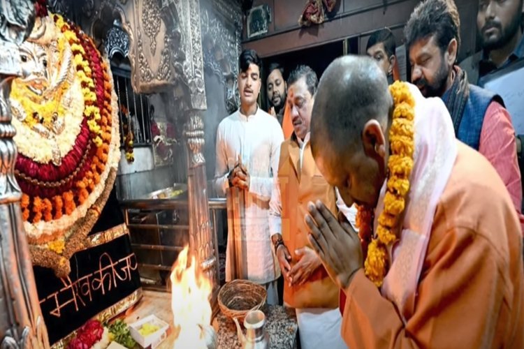 योगी की इस तस्वीर ने बढ़ाई करोड़ों मुसलमानों की धड़कनें