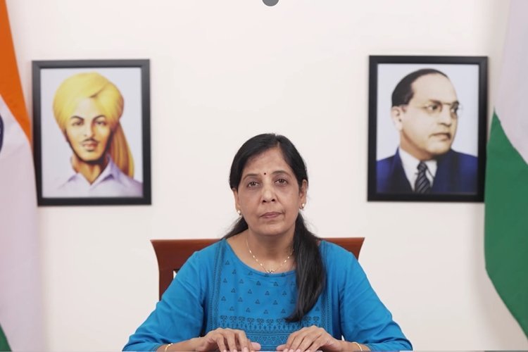 क्या भावनात्मक राजनीति की चाल चल रहा है केजरीवाल परिवार