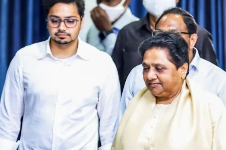 इन 5 वजहों से मायावती ने आकाश आनंद से छीनी कुर्सी, ‘करोड़ों के महल’ से आई बहुत बड़ी जानकारी…