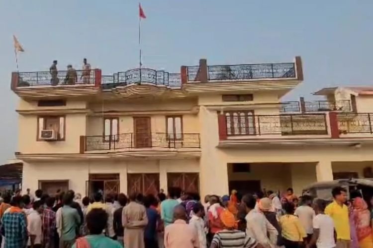 सिरफिरे शख्स ने मां और पत्नी की हत्या के बाद 3 बच्चों को छत से फेंका, खुद भी की खुदकुशी