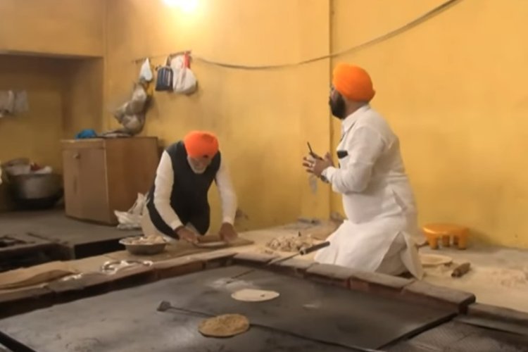 PM मोदी ने पटना साहिब गुरुद्वारे में मत्था टेक बेली रोटियां, लंगर में खाना भी परोसा