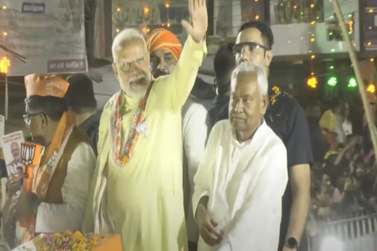 मोदी के सामने CM नीतीश घुटने पर क्यों बैठे, 1 तस्वीर जो साबित कर देगी मोदी के सामने नीतीश कुछ भी नहीं...