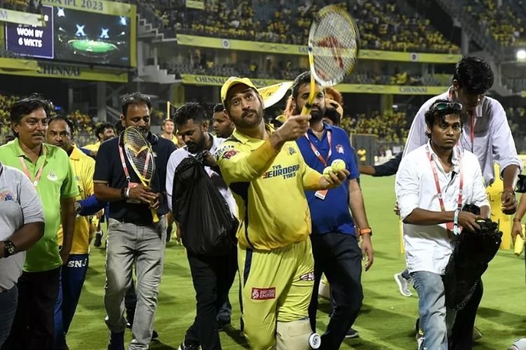 धोनी को साथी खिलाड़ियों ने दिया गार्ड ऑफ ऑनर, संन्यास की अटकलें तेज