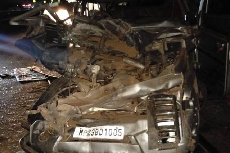 इंदौर-अहमदाबाद नेशनल हाईवे पर भीषण सड़क हादसा, 8 लोगों की मौत, एक व्यक्ति हुआ घायल