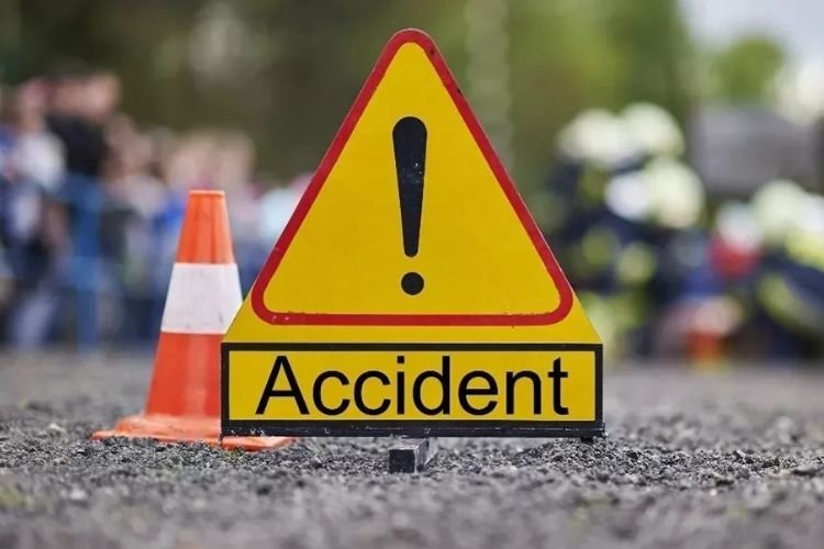 नोएडा सेक्टर 24 में भीषण सड़क हादसा, 2 लोगों की हुई मोत, 3 लोग हुए घायल