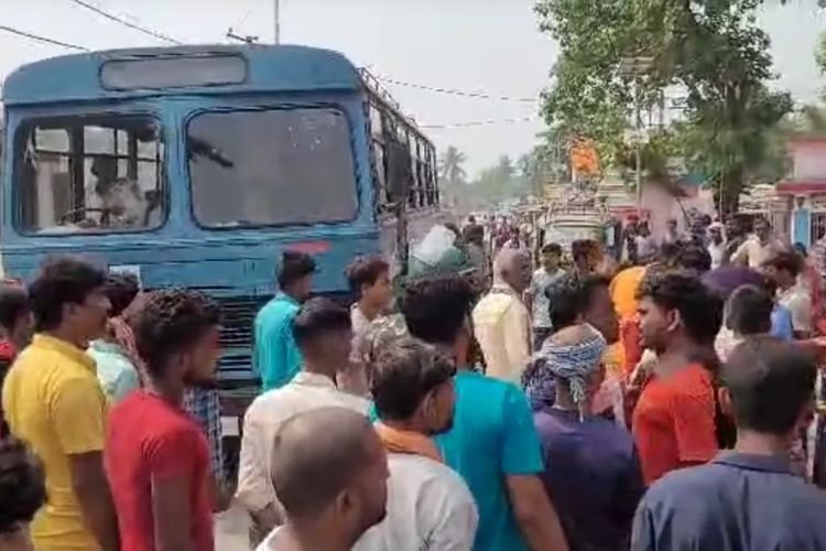 बिहार में पुलिस लॉकअप में जीजा-साली की मौत, भीड़ ने फूंक दिया थाना