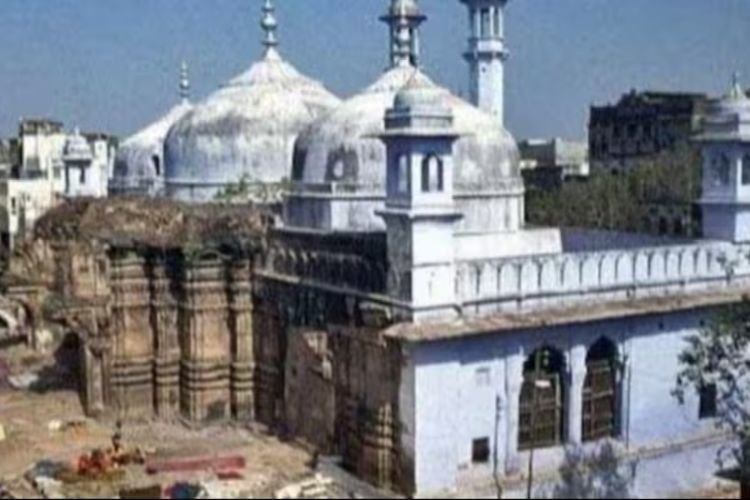 ज्ञानवापी श्रृंगार गौरी केसः हिंदू पक्ष ने कहा- तहखाने की छत पर मुस्लिमों को जाने से रोका जाए
