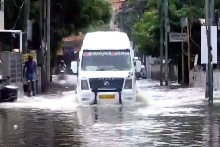 लगातार बारिश से तर हुआ तिरुवनंतपुरम, पानी में डूबा शहर, देखें तस्वीर...
