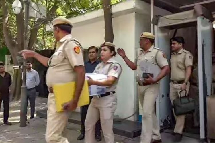 बिभव कुमार को लेकर CM केजरीवाल के घर पहुंची दिल्ली पुलिस, हो सकता है बड़ा खुलासा