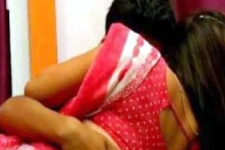 बूढ़े प्रेमी के साथ बिस्तर पर मिली पत्नी, पति ने देखा तो...