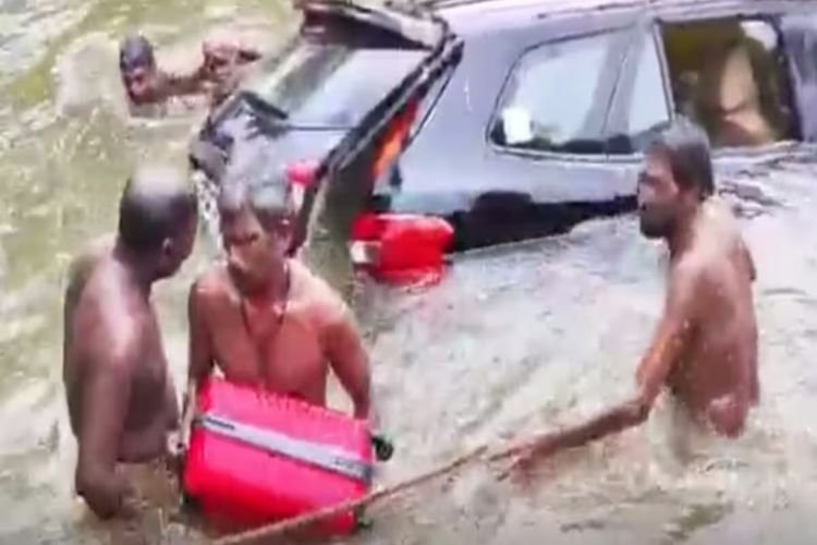 गूगल मैप ने दिया ''धोखा'' नदी में जा गिरी कार, फिर 4 लोगों की...