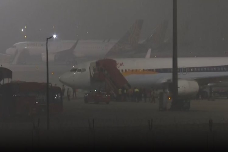 टेकऑफ से पहले फ्लाइट में मिले Tissue Paper से मचा हड़कंप, IndiGo प्लेन की खिड़की से निकले लोग