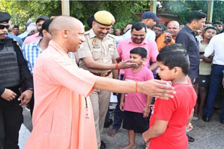 योगी ने बिहार के बच्चों से की मुलाकात, बच्चों से किए टेढ़े-मेढ़े सवाल! खिलाई टॉफियां