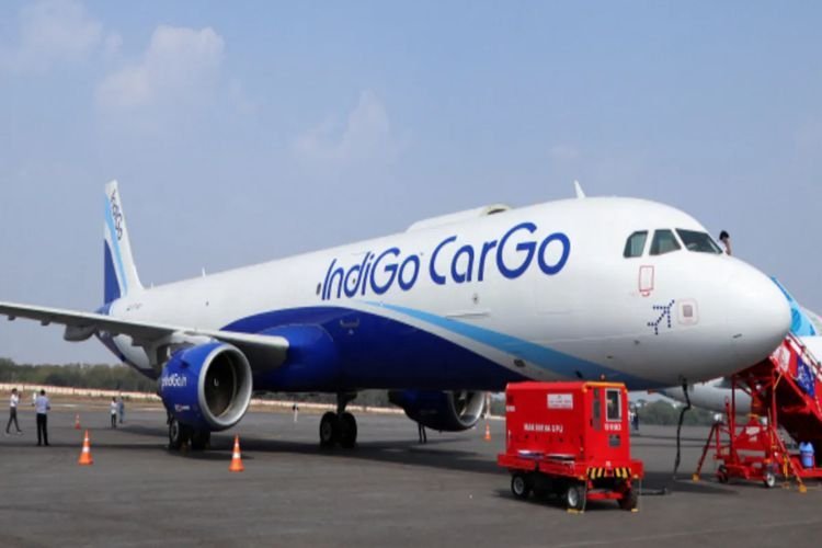 एक बार फिर इंडिगो को बम से उड़ाने की मिली धमकी, मुंबई एयरपोर्ट पर करानी पड़ी आपातकालीन लैंडिंग