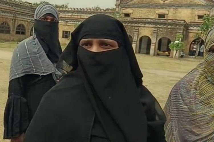 बलिया में बुर्के वाली महिला ने वोटिंग सेंटर पर किया हंगामा, वाराणसी में EVM पर टेप चिपकाने की शिकायत, बंगाल में बवाल