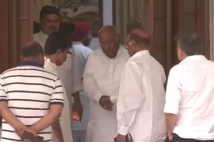 INDIA ब्लॉक की दिल्ली में बैठक, NCP-SCP अध्यक्ष शरद पवार समेत तमाम दिग्गज पहुंचे दिल्ली