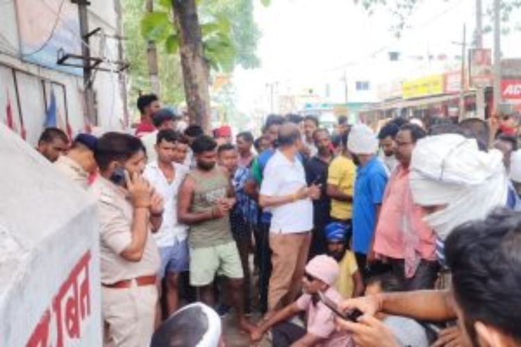 धनबाद में ग्रामीणों ने थाने पर किया हमला, पुलिस ने किया लाठीचार्ज 