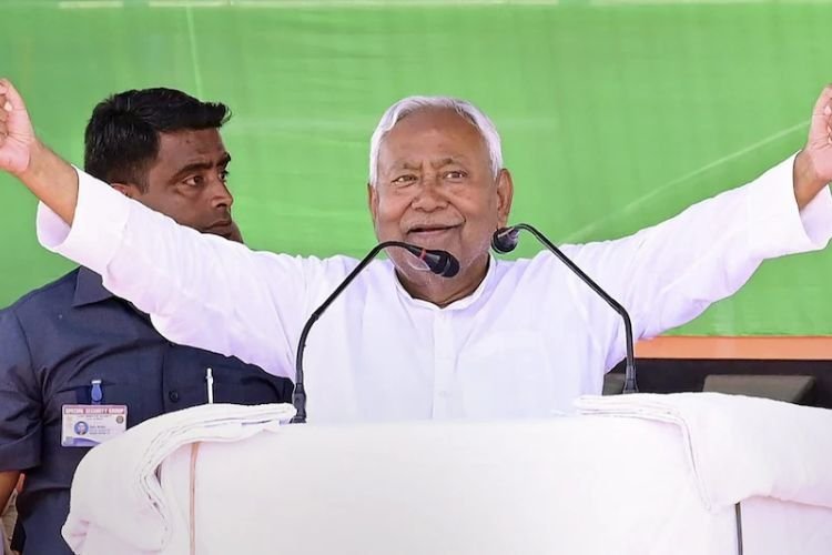 अचानक दिल्ली पहुंचे नीतीश कुमार, बिहार में हलचल तेज, एक बार फिर पलटी मारने की आशंका!