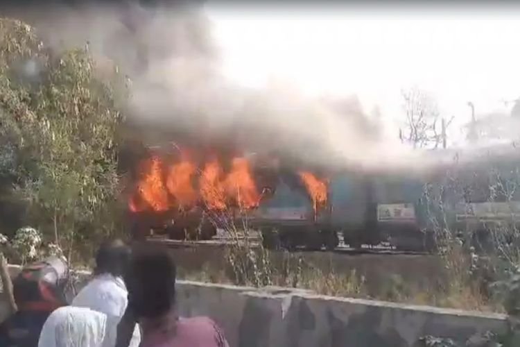 ओखला रेलवे स्टेशन पर 'ताज एक्सप्रेस' की कई बोगियों में लगी आग, दमकल कर्मियों ने पाया काबू