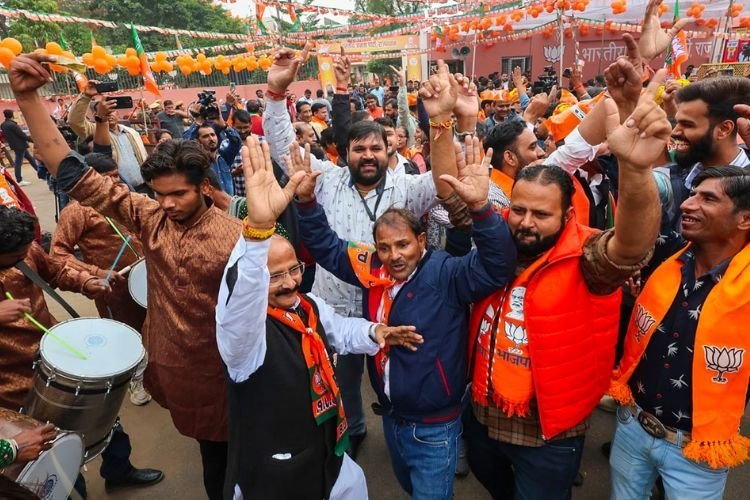 राजस्थान की भीलवाड़ा सीट से BJP प्रत्याशी दामोदर अग्रवाल के आवास पर बीजेपी कार्यकर्ता मना रहे हैं जश्न