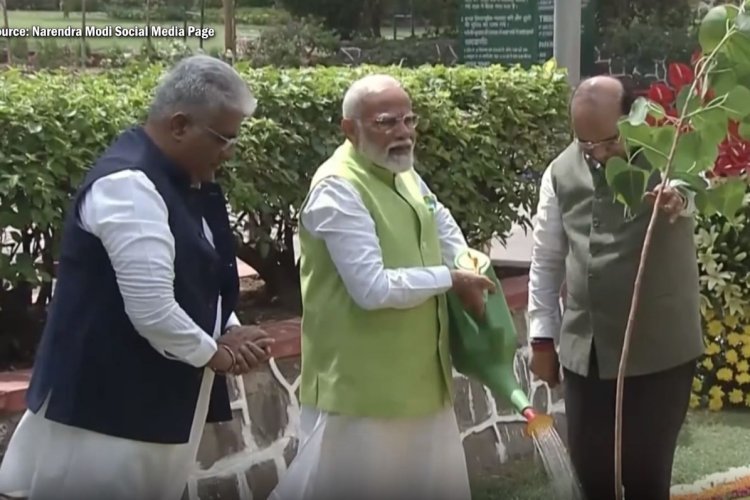 World Environment Day पर PM मोदी का दिखा ऐसा अंदाज़, प्रधानमंत्री ने किया पौधारोपण, देखें तस्वीर...
