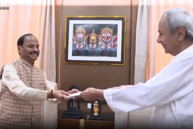 ओडिशा में नवीन पटनायक ने राज्यपाल को सौंपा इस्तीफा, लगातार 24 साल रहे CM