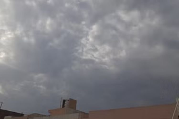 दिल्ली एनसीआर में बारिश के आसार, छाए हुए हैं बादल