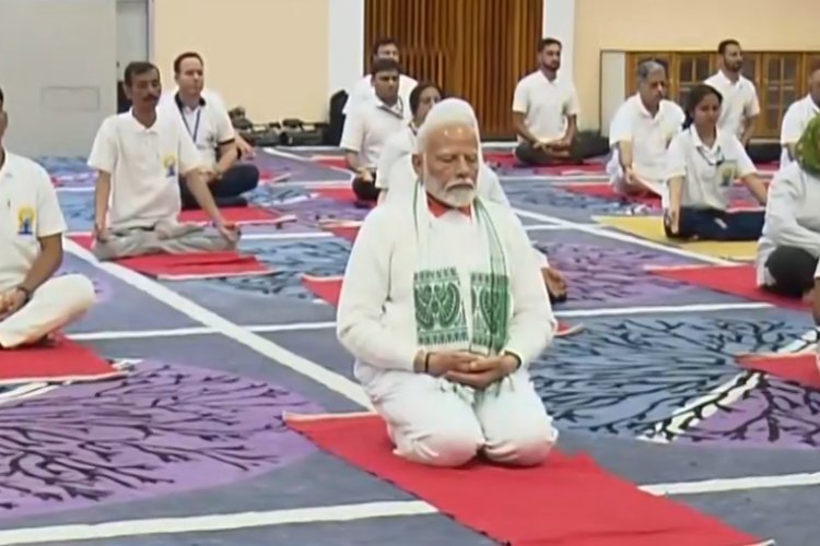 International Yoga Day 2024: श्रीनगर में PM मोदी ने किया योग, CM योगी ने लखनऊ में किया योगासन