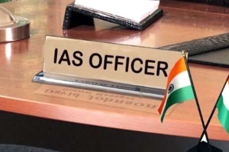 UP की ब्यूरोक्रेसी पर चला योगी का हंटर, एक ही झटके में कर डाले कई तबादले!