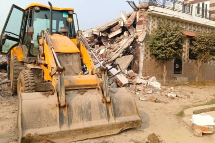 योगी का ‘ऑपरेशन ग्राम प्रधान’, सरकारी जमीन खाली करवाने निकला बुलडोज़र!