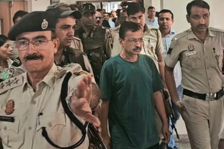Delhi Liquor Scam Case: दिल्ली हाईकोर्ट पहुंचे केजरीवाल, CBI की गिरफ्तारी को दी चुनौती