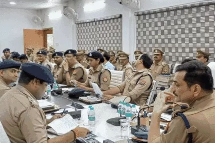 वाराणसी के कमिश्नर ने भरी मीटिंग से दारोगा को डांटकर भगाया, 15 इंस्पेक्टर पर गिरी गाज!