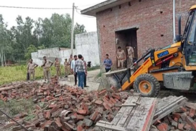 मुरादाबाद में प्यार के चक्कर में 6 घरों पर चला बुलडोजर, पूरा मामला कर देगा दंग!