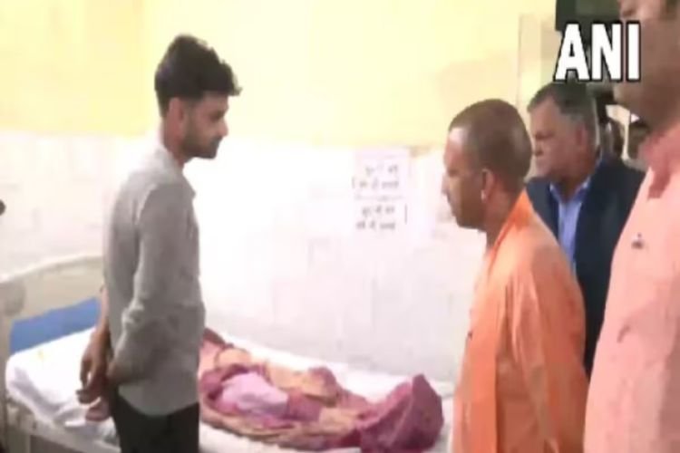 Hathras Stampede Accident: हाथरस जिला अस्पताल में घायलों से मिले CM योगी, मुख्य सचिव व BJP प्रदेश अध्यक्ष भी रहे मौजूद