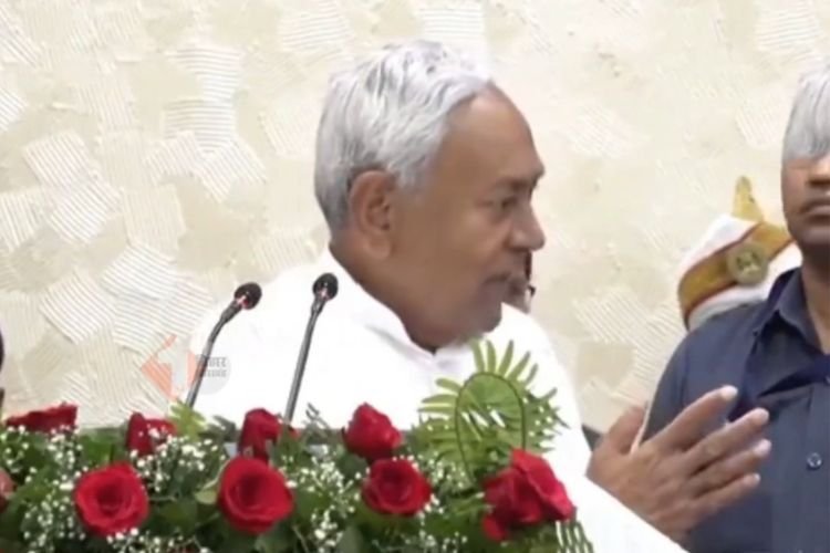 CM नीतीश कुमार ने IAS अफसर के आगे जोड़ लिए हाथ, वीडियो हो रहा वायरल...