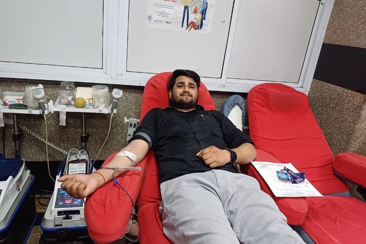 परोपकार परम धर्म: 10 वर्षों से रक्तदान कर रहे युवा पत्रकार की प्रेरणादायक कहानी...