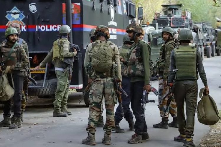 जम्मू-कश्मीर के कुलगाम के दो गांवों में एनकाउंटर, एक जवान शहीद, 4 आतंकी ढेर