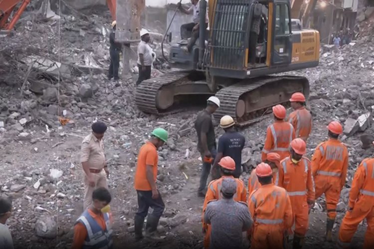 Surat Building Collapse: सूरत में ढही 6 मंजिला इमारत, 2 सगे भाई सहित 7 की मौत, 6-7 लोगों के मलबे में दबे होने की आशंका