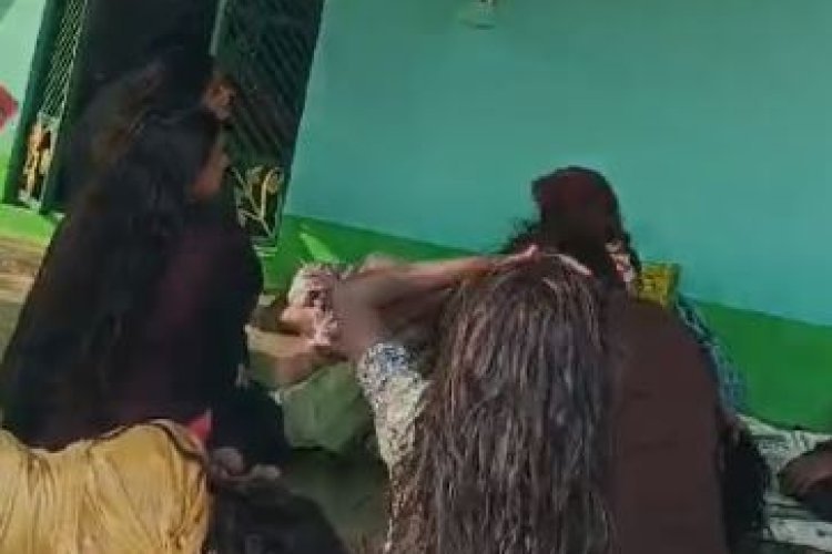 यहां मौलाना उतार रहा महिलाओं और लड़कियों पर से भूत-प्रेत, वीडियो देखकर दंग रह जा रहे लोग