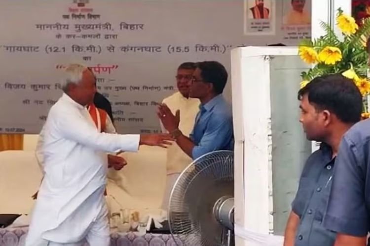 CM नीतीश कुमार की अधिकारी से हुई खास बात-चीत, जानिए क्यों हुई Viral