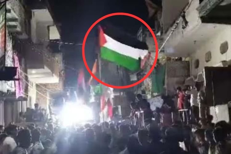 मुहर्रम वाले जुलूस में लहराया फिलीस्तीन का झंडा, UP पुलिस ने किया तगड़ा इलाज!