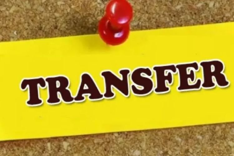 UP में दो अधिकारियों के तबादले पर उठ रहे सवाल!