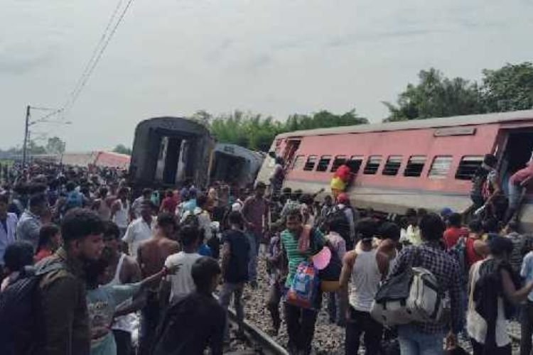 Chandigarh-Dibrugarh Express: UP के गोंडा में बड़ा ट्रेन हादसा, चंडीगढ़-डिब्रूगढ़ एक्सप्रेस के कई डिब्बे पटरी से उतरे