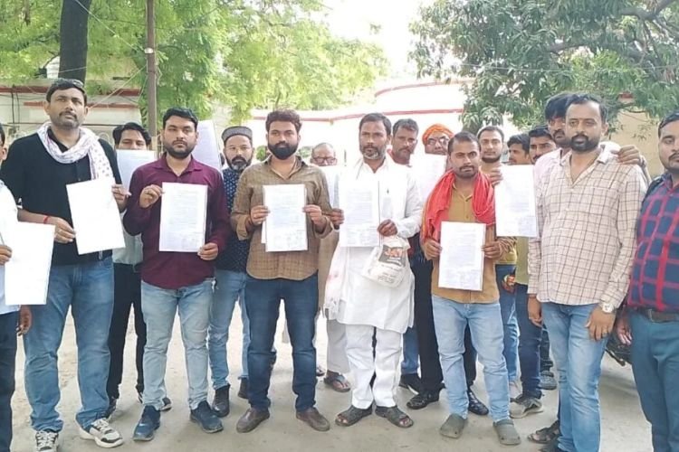 मिर्जापुरः अवैध खनन से परेशान ग्रामीणों ने जिला मुख्यालय पर किया प्रदर्शन, सौंपा मांग पत्र