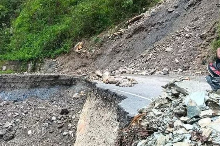 उत्तराखंड: केदारनाथ यात्रा मार्ग पर भूस्खलन, 3 लोगों की मौत, 8 घायल