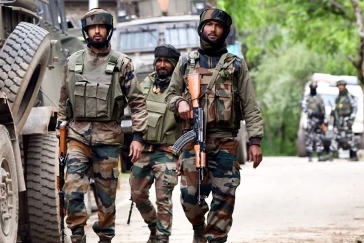 जम्मू-कश्मीर: राजौरी में सेना की चौकी पर बड़ा आतंकी हमला, गोलीबारी जारी