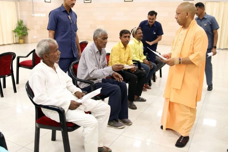 जनता दर्शन में CM योगी ने दिया भरोसा, कहा- चिंता न करें, हर पीड़ित की समस्या का समाधान होगा