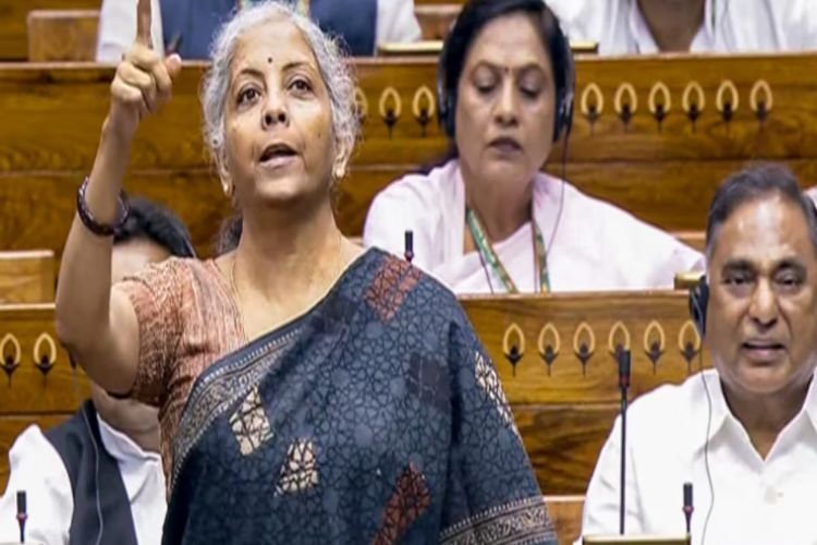 लोकसभा में संबोधन के बीच वित्त मंत्री का माइक हुआ बंद, विपक्ष पर कसा तंज