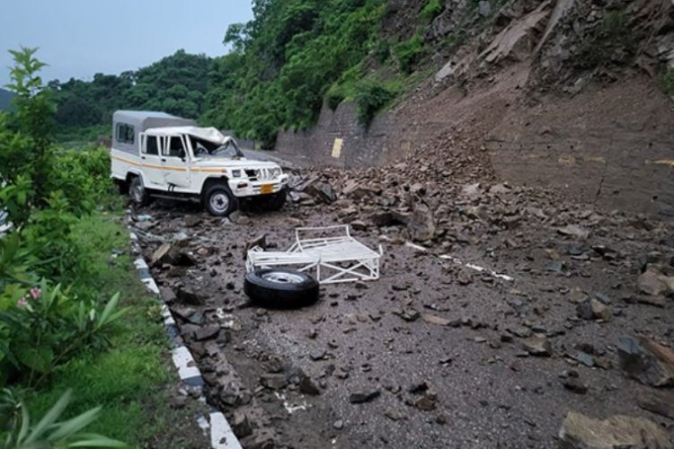 हिमाचल प्रदेशः NH-5 पर SUV पर पहाड़ी से गिरा पत्थर, एक व्यक्ति की मौत, 3 अन्य घायल, चेतावनी जारी